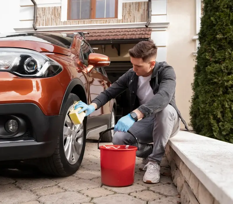 Lavage auto à domicile Momas : professionnel intervenant sur un véhicule